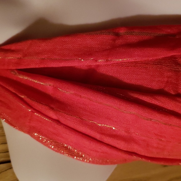 Red scarf with metallic gold - Picture 2 of 4
